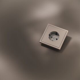 Накладка для розетки с заземлением и защитными шторками S70 Metal (платина) / Voltum VLSM000710