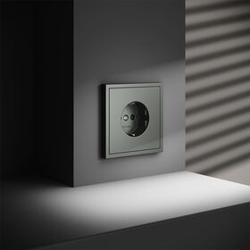 Розетка с заземлением и защитными шторками S70 (титан) / Voltum VLS040206