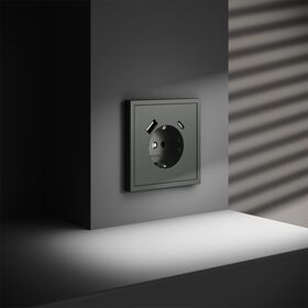 Розетка с заземлением и защитными шторками с USB A+С S70 (титан) / Voltum VLS040506