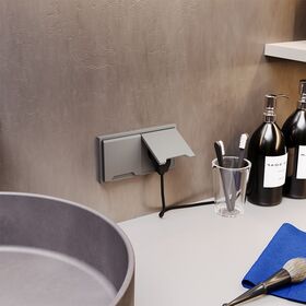 Розетка с заземлением, защитными шторками и крышкой S70 (кашемир) / Voltum VLS040303