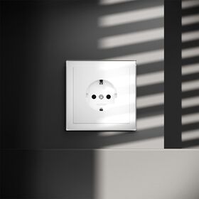 Розетка с заземлением S70 (белый глянцевый) / Voltum VLS040101