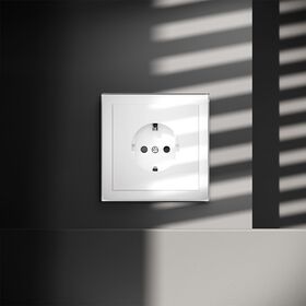 Розетка с заземлением и защитными шторками S70 (белый глянцевый) / Voltum VLS040201