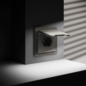 Розетка с заземлением, защитными шторками и крышкой S70 (шелк) / Voltum VLS040304