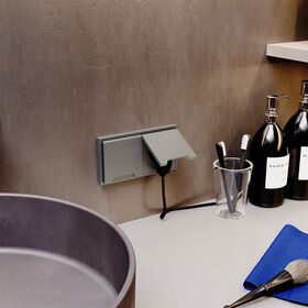 Розетка с заземлением, защитными шторками и крышкой S70 (сталь) / Voltum VLS040305