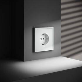 Розетка с заземлением и защитными шторками S70 (белый матовый) / Voltum VLS040202