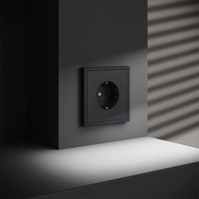Розетка с заземлением и защитными шторками S70 (графит) / Voltum VLS040207