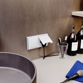 Розетка с заземлением, защитными шторками и крышкой S70 (белый матовый) / Voltum VLS040302