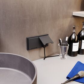 Розетка с заземлением, защитными шторками и крышкой S70 (графит) / Voltum VLS040307